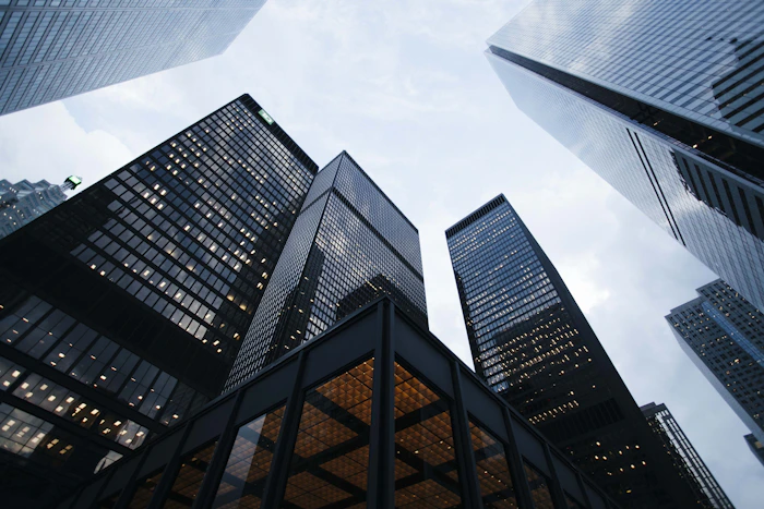 Edifício corporativo visto de baixo contra o céu