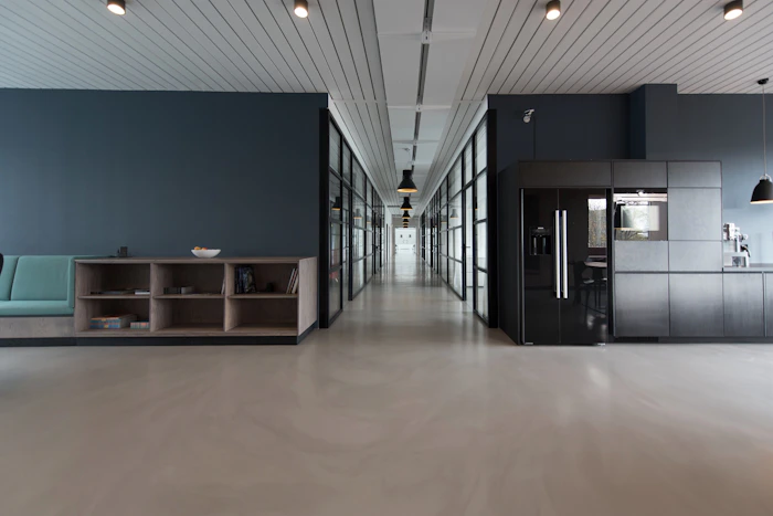 Sala de trabalho com telas exibindo painéis de dados