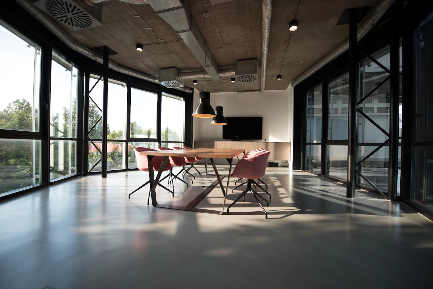 Sala de reunião corporativa com luz suave ao entardecer