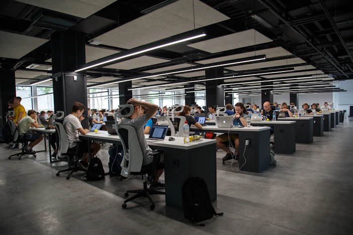 Estação de trabalho de desenvolvimento de software ao entardecer